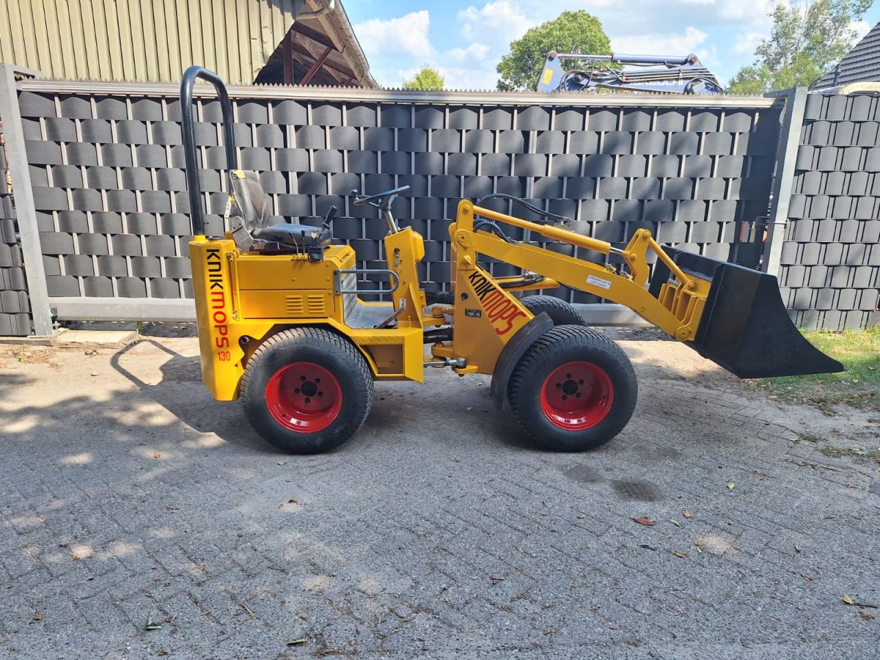 Knikmops 130 minishovel kubota bobcat yanmar avant weidemann