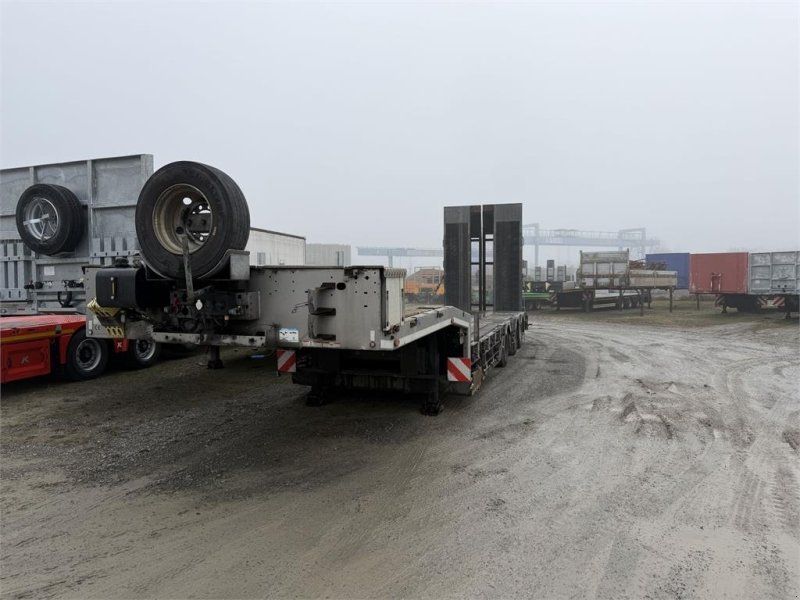 Humbaur HTS30 3 Achs Sattel mit Radmulden