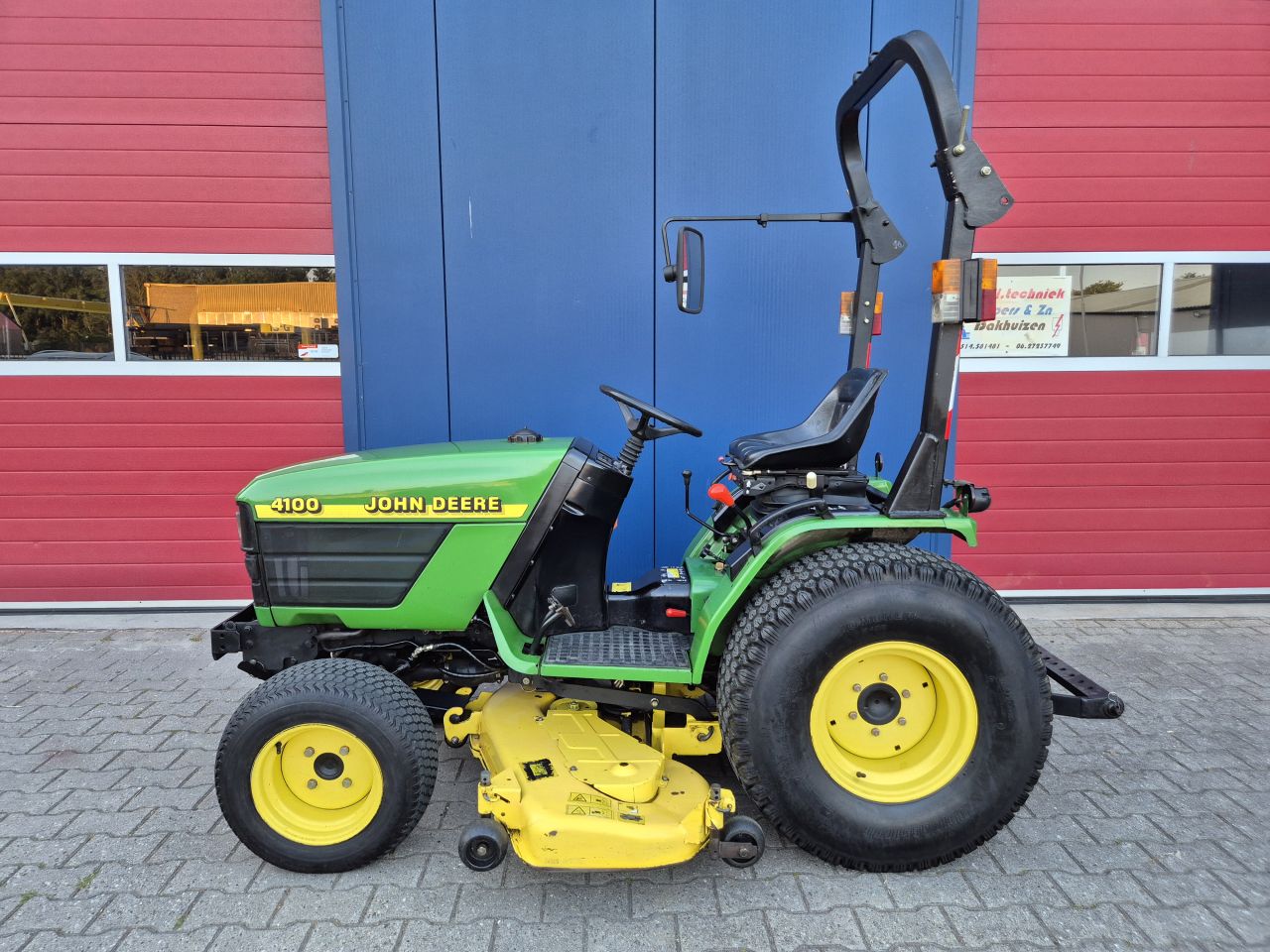JOHN DEERE 4100 HST COMPACT TRACTOR 4WD MET MAAIDEK PRIJS MARGE