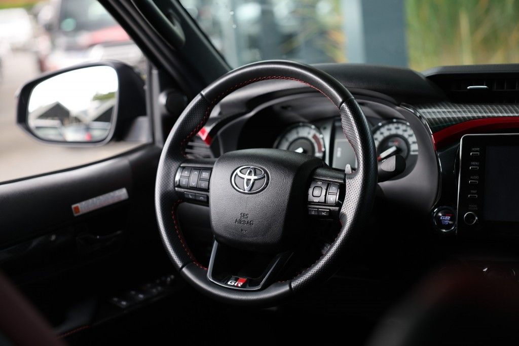 Toyota Hilux 2.8 D-4D DUBBEL CABIN GR SPORT A/T 2 ZITS 4WD VAN