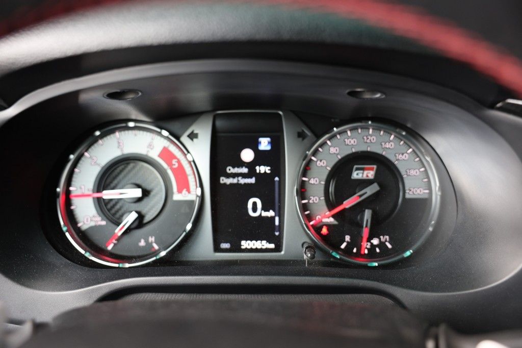 Toyota Hilux 2.8 D-4D DUBBEL CABIN GR SPORT A/T 2 ZITS 4WD VAN