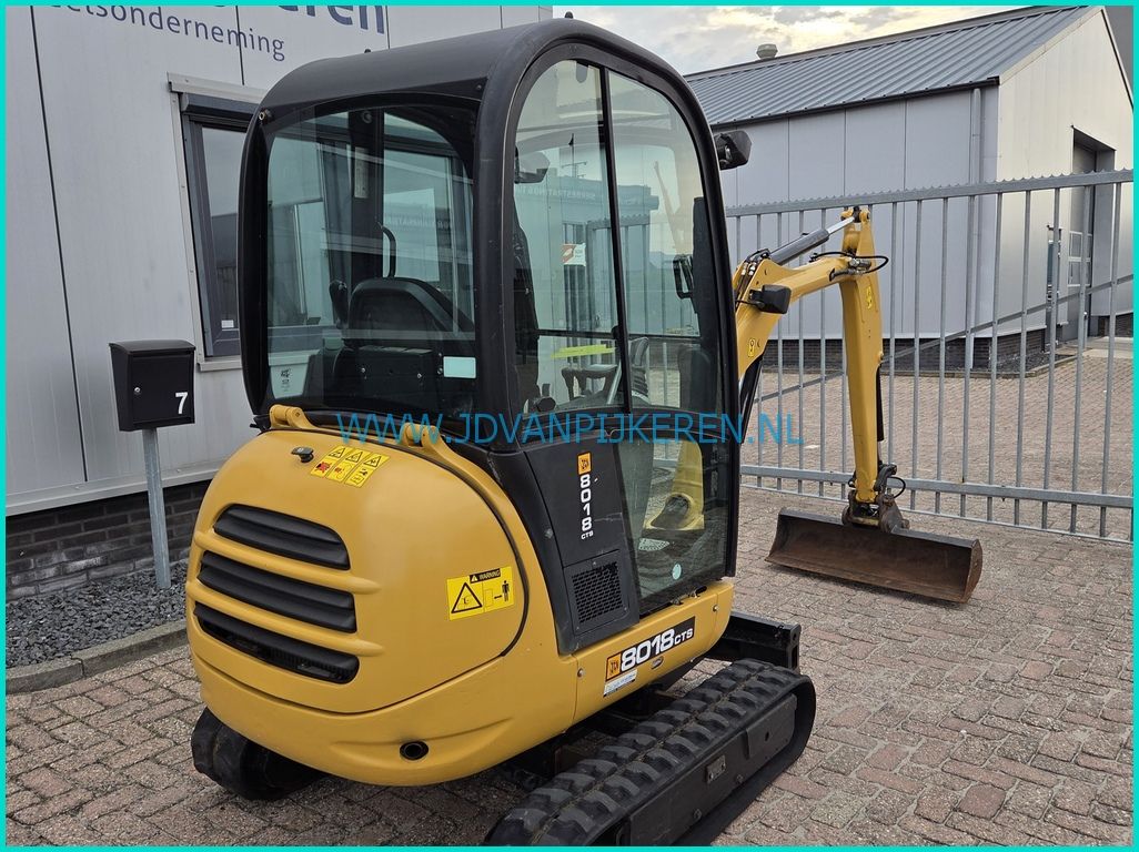 JCB 8018 Perkins 2011 2627uur hydraulic + 3 bakken
