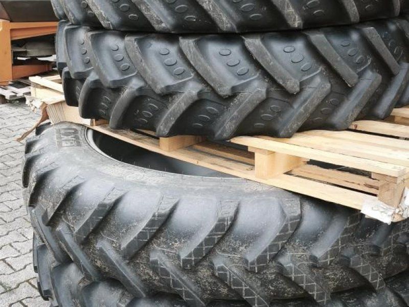 BKT PFLEGERÄDER CNH 2x 320/85R34 2x 340/85R48