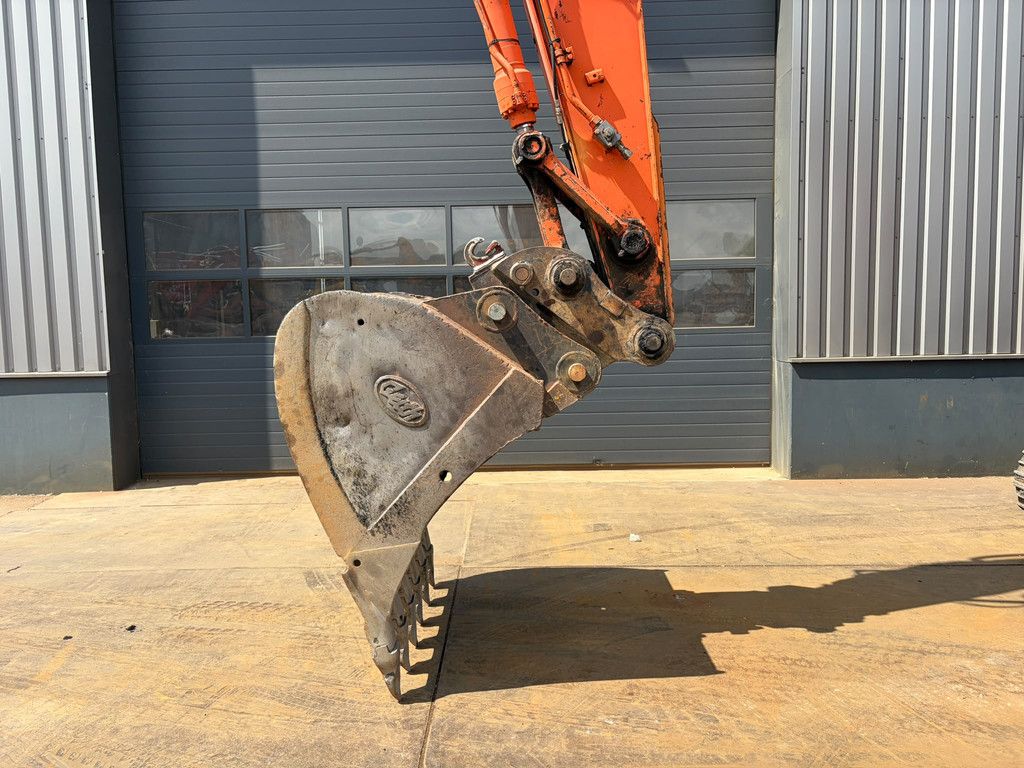 Hitachi ZX210LC-5B