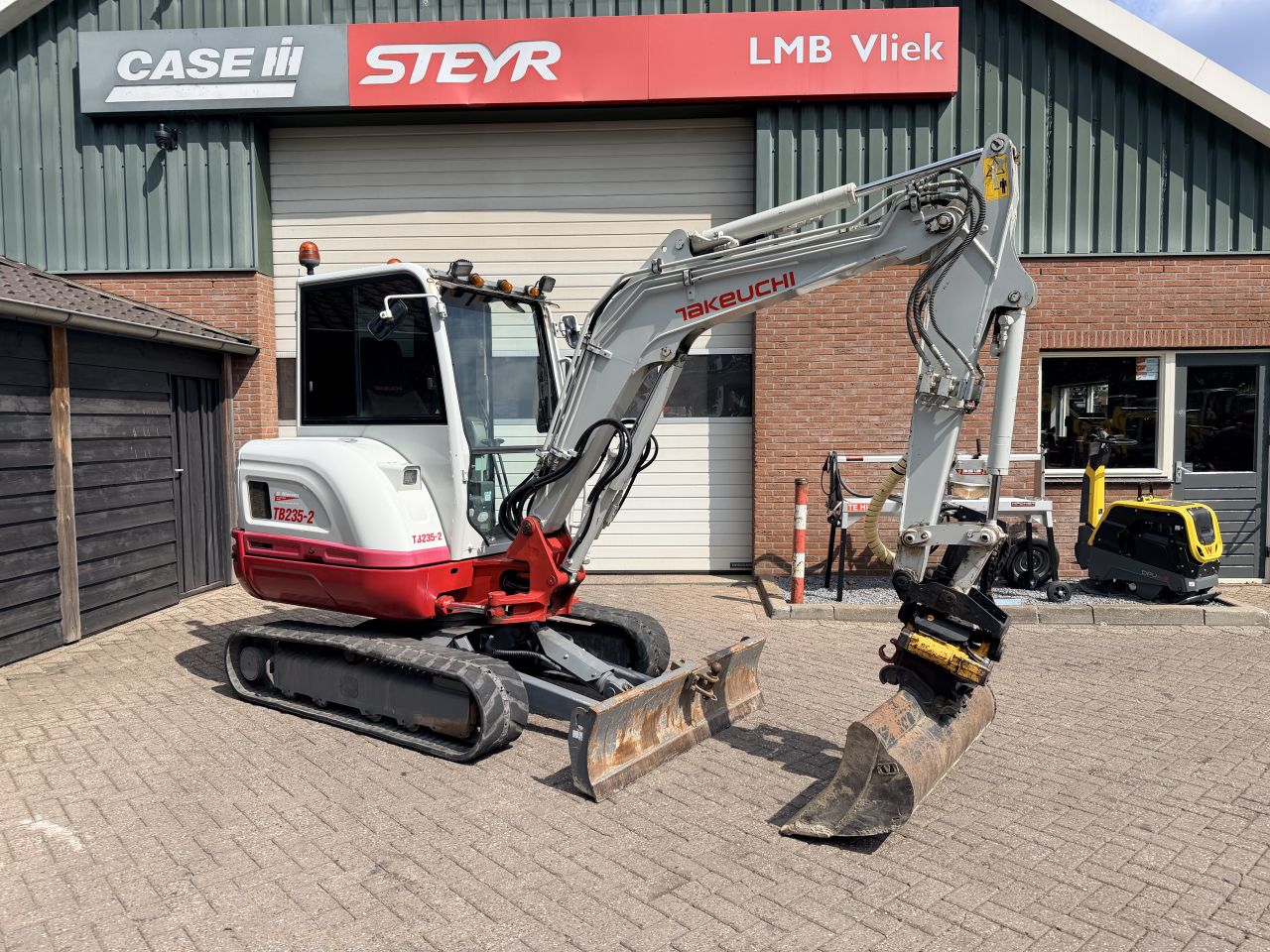 Takeuchi tb235-2 met engcon draaikantelstuk