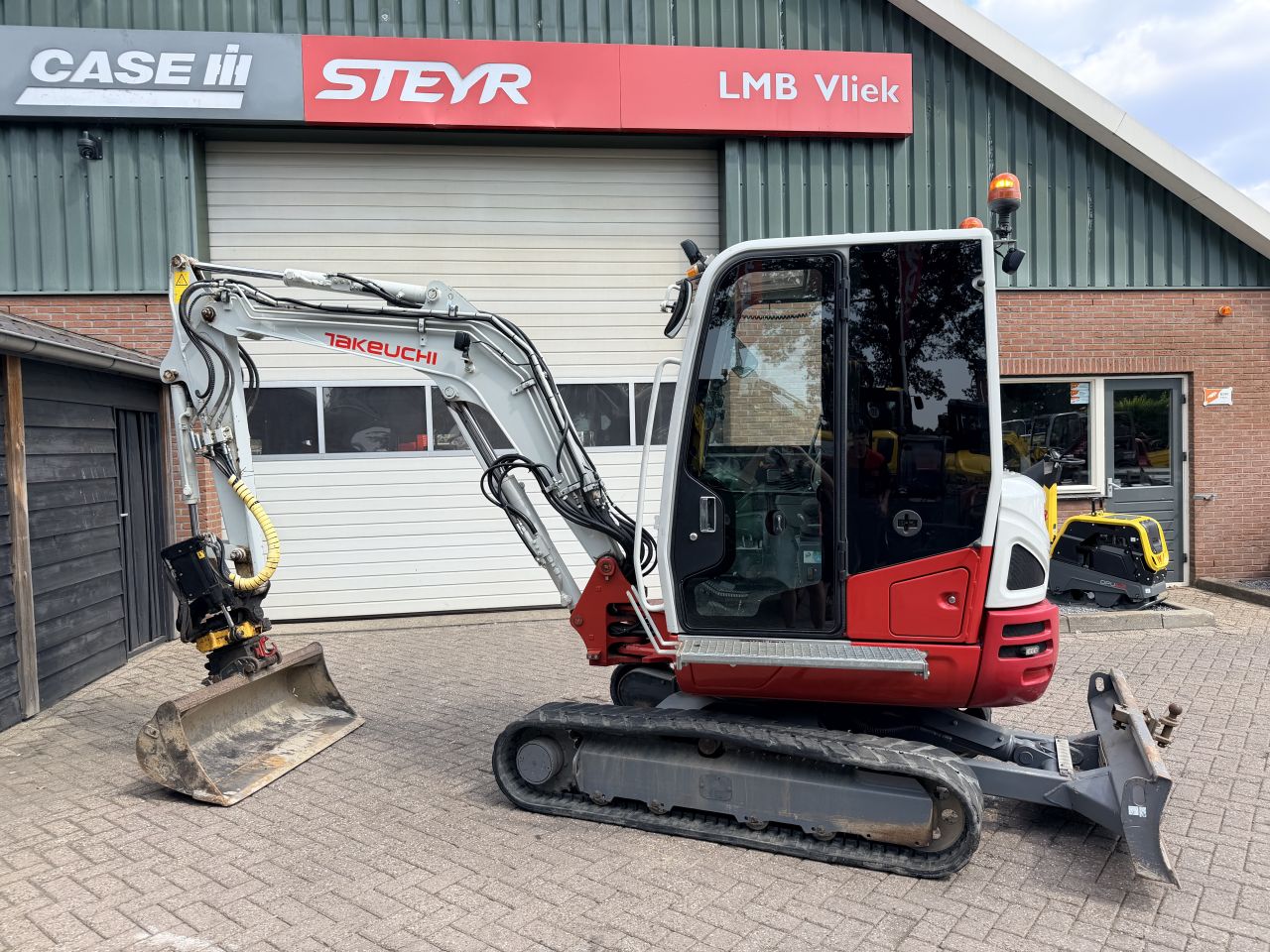 Takeuchi tb235-2 met engcon draaikantelstuk