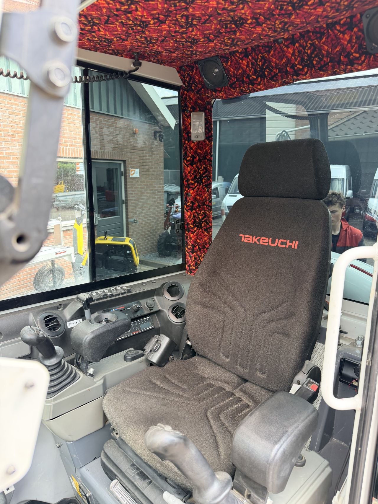 Takeuchi tb235-2 met engcon draaikantelstuk