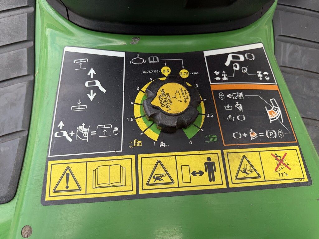John Deere X300 Zitmaaier nieuw maaidek