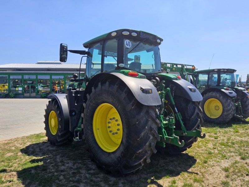 John Deere 6215R