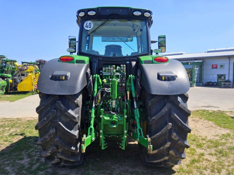 John Deere 6215R