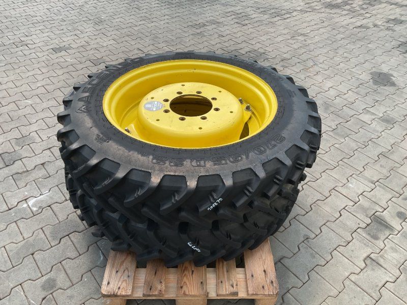 270/95R32