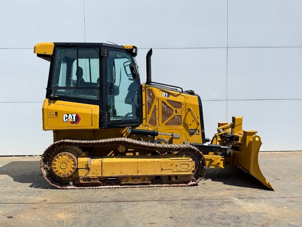 CAT D1 12B - Camera / Only 3700 Hours