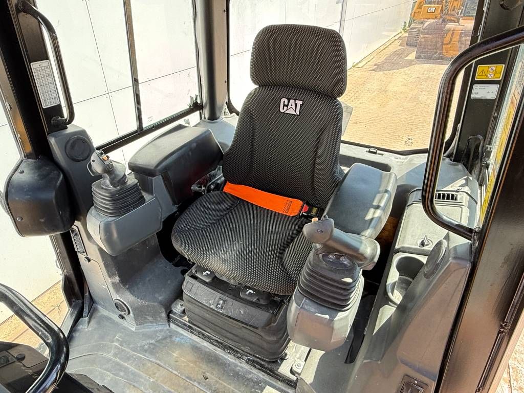 CAT D1 12B - Camera / Only 3700 Hours