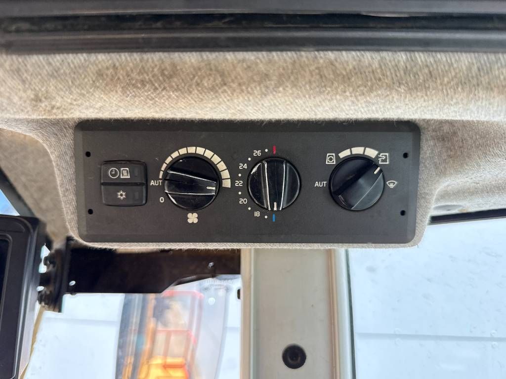 Volvo L180H - Automatic Greasing / Camera