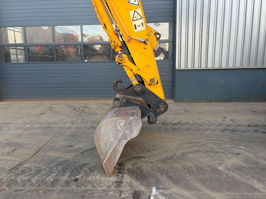 JCB JS175W