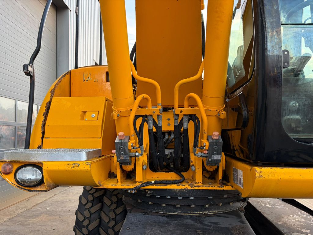 JCB JS175W