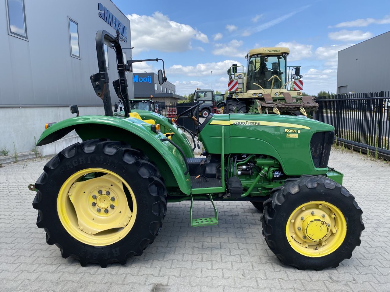 John Deere 5055E