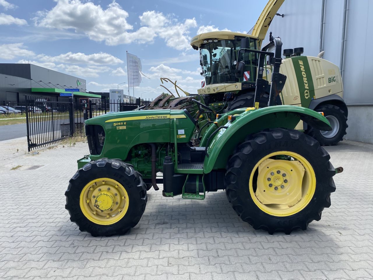John Deere 5055E