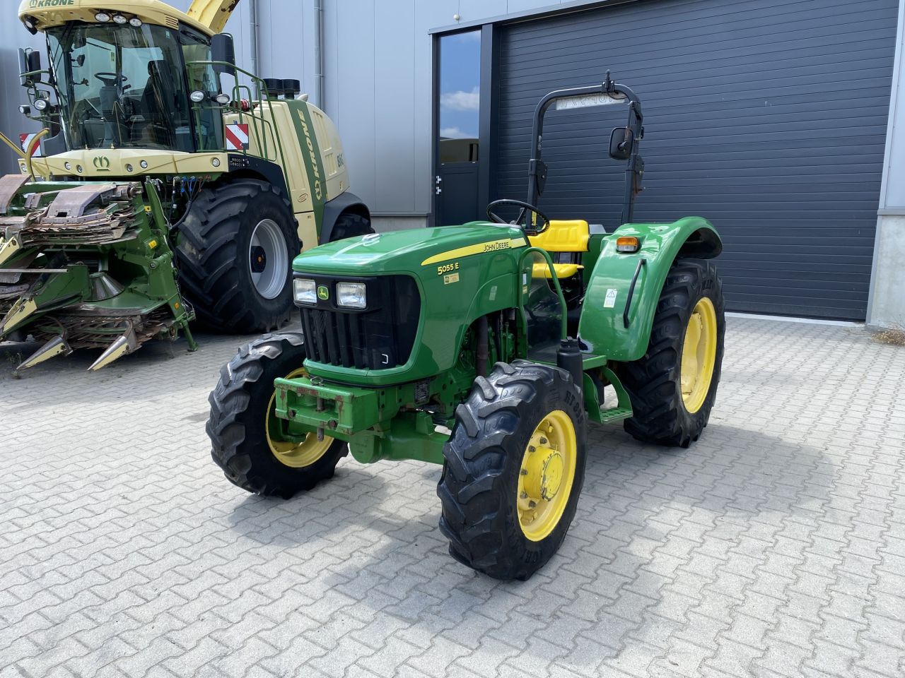 John Deere 5055E