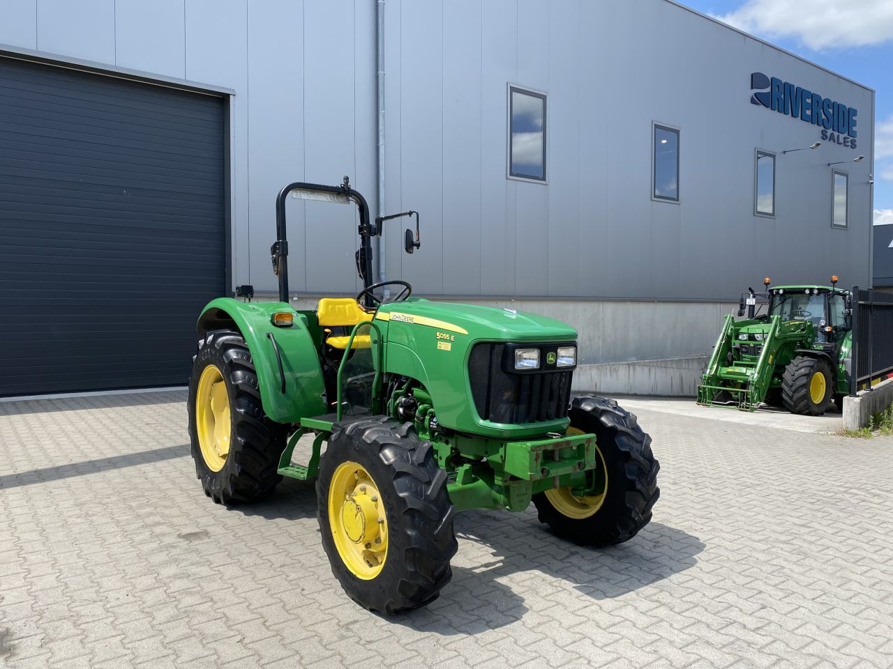 John Deere 5055E