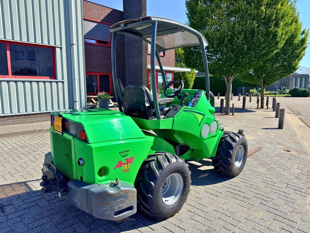 Avant 745 TDL Shovel