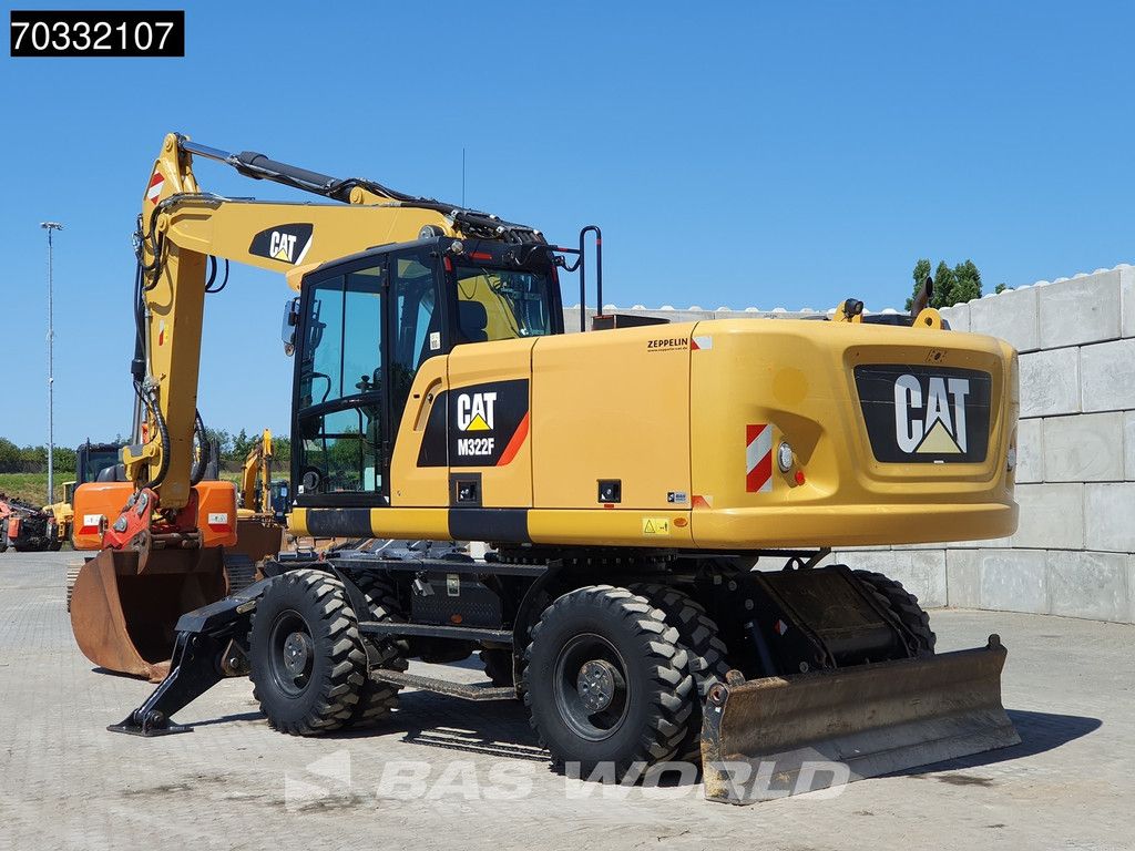 Caterpillar M322 F OUTRIGGERS + BLADE