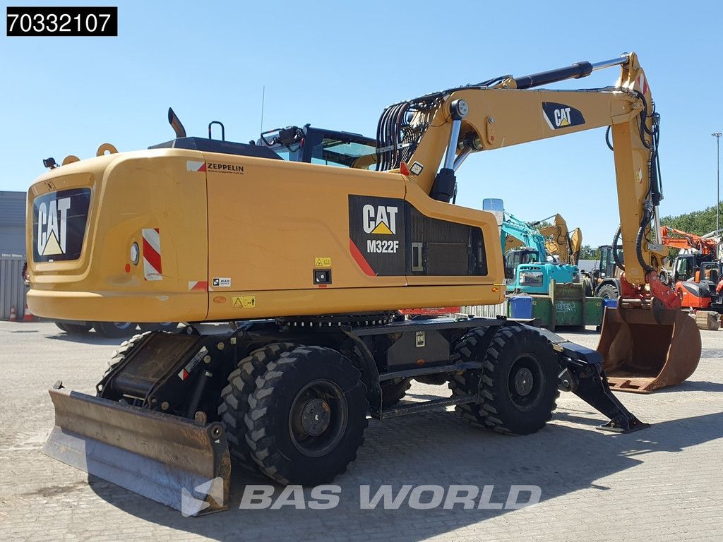 Caterpillar M322 F OUTRIGGERS + BLADE