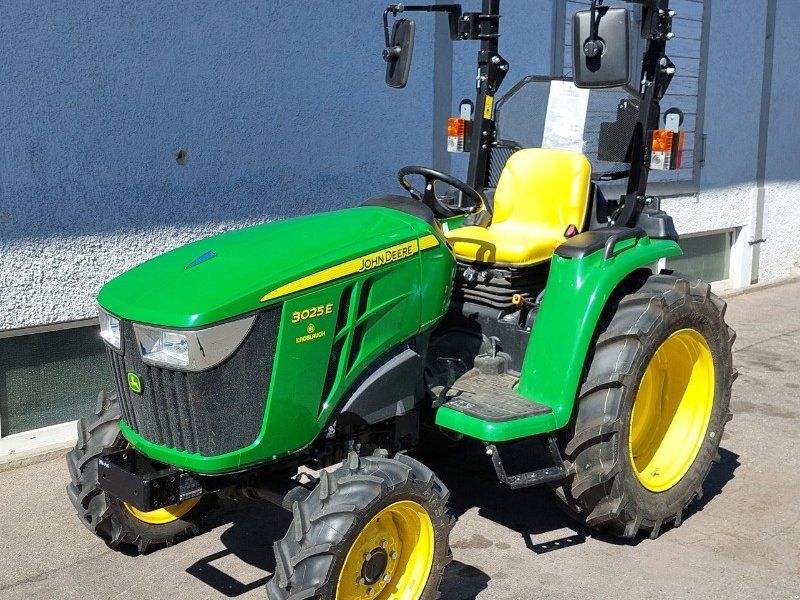 John Deere 3025E