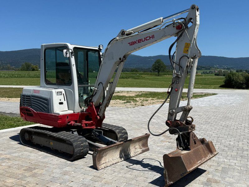 Takeuchi TB 235