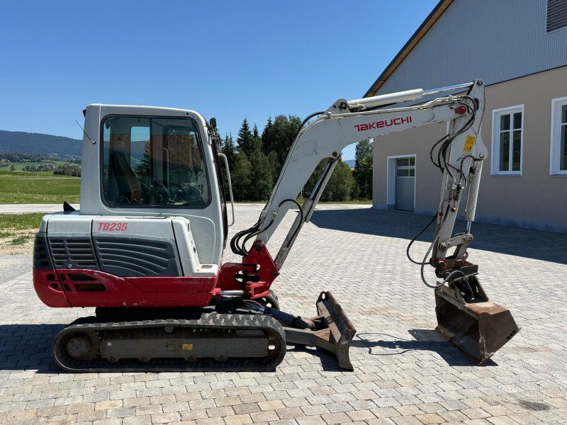 Takeuchi TB 235