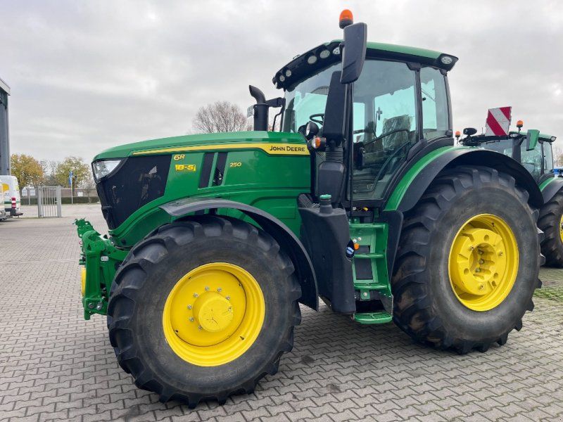 John Deere 6R250