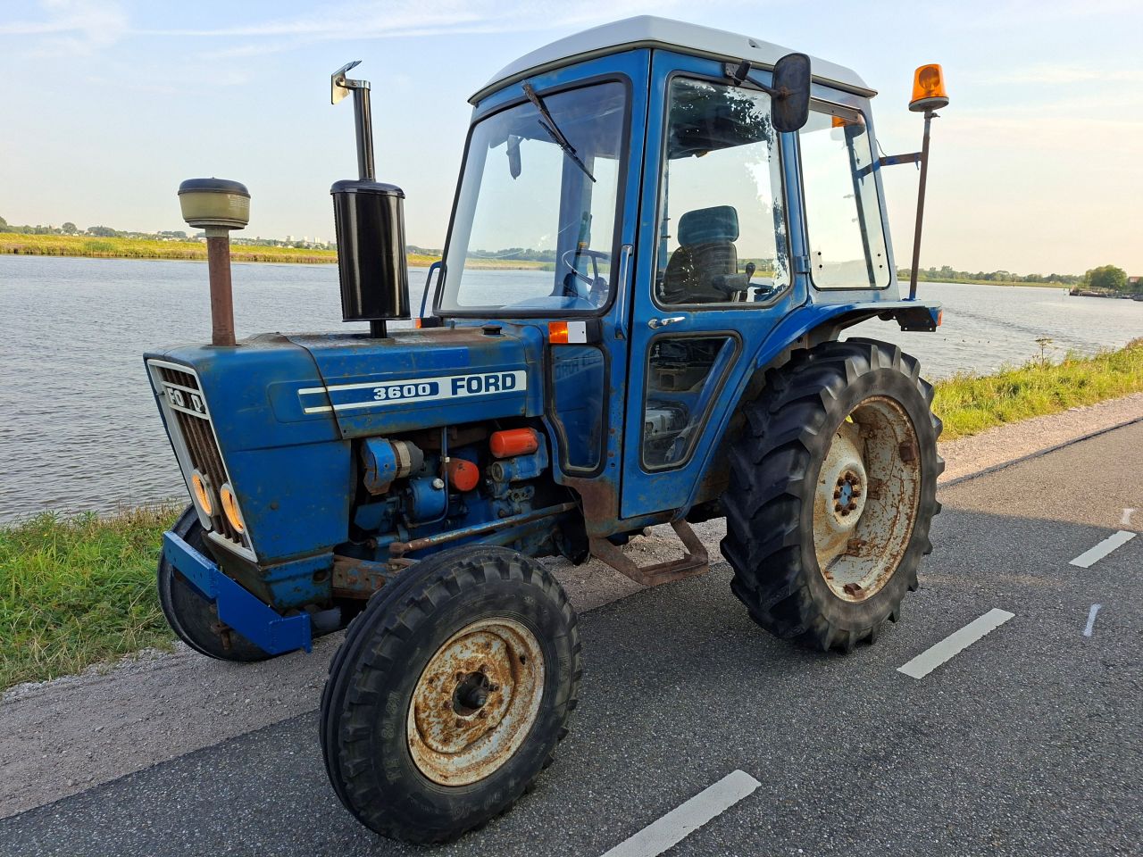 Ford 3600 met STUURBEKRACTIGING