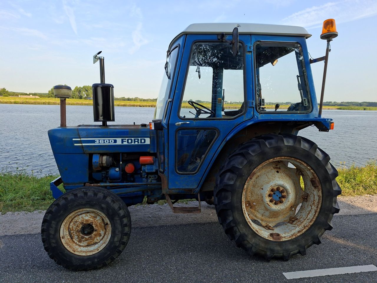 Ford 3600 met STUURBEKRACTIGING