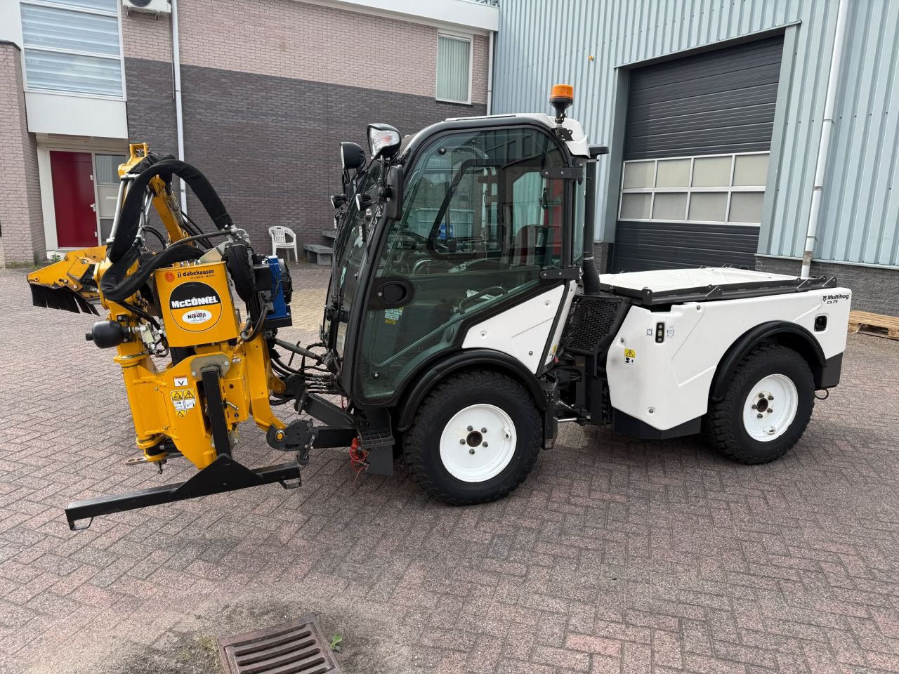 Multihog CX 75werktuigdrager met Mc Connel arm klepelbak
