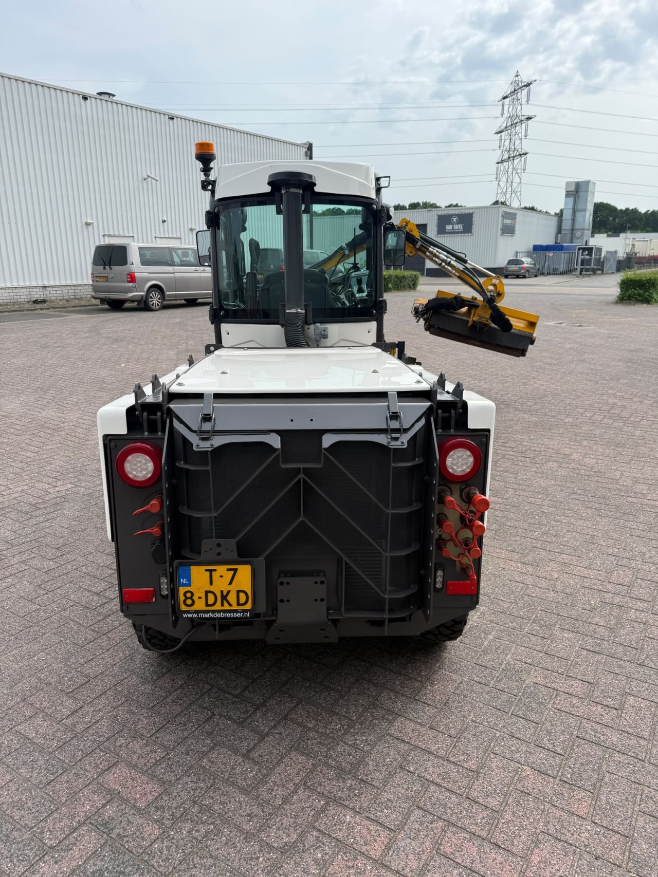 Multihog CX 75werktuigdrager met Mc Connel arm klepelbak