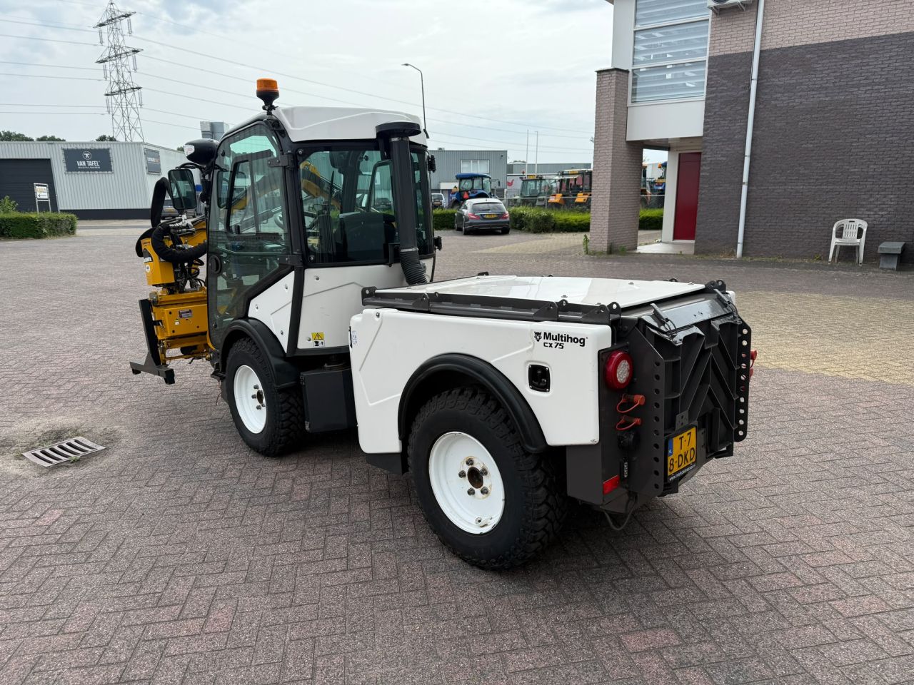 Multihog CX 75werktuigdrager met Mc Connel arm klepelbak