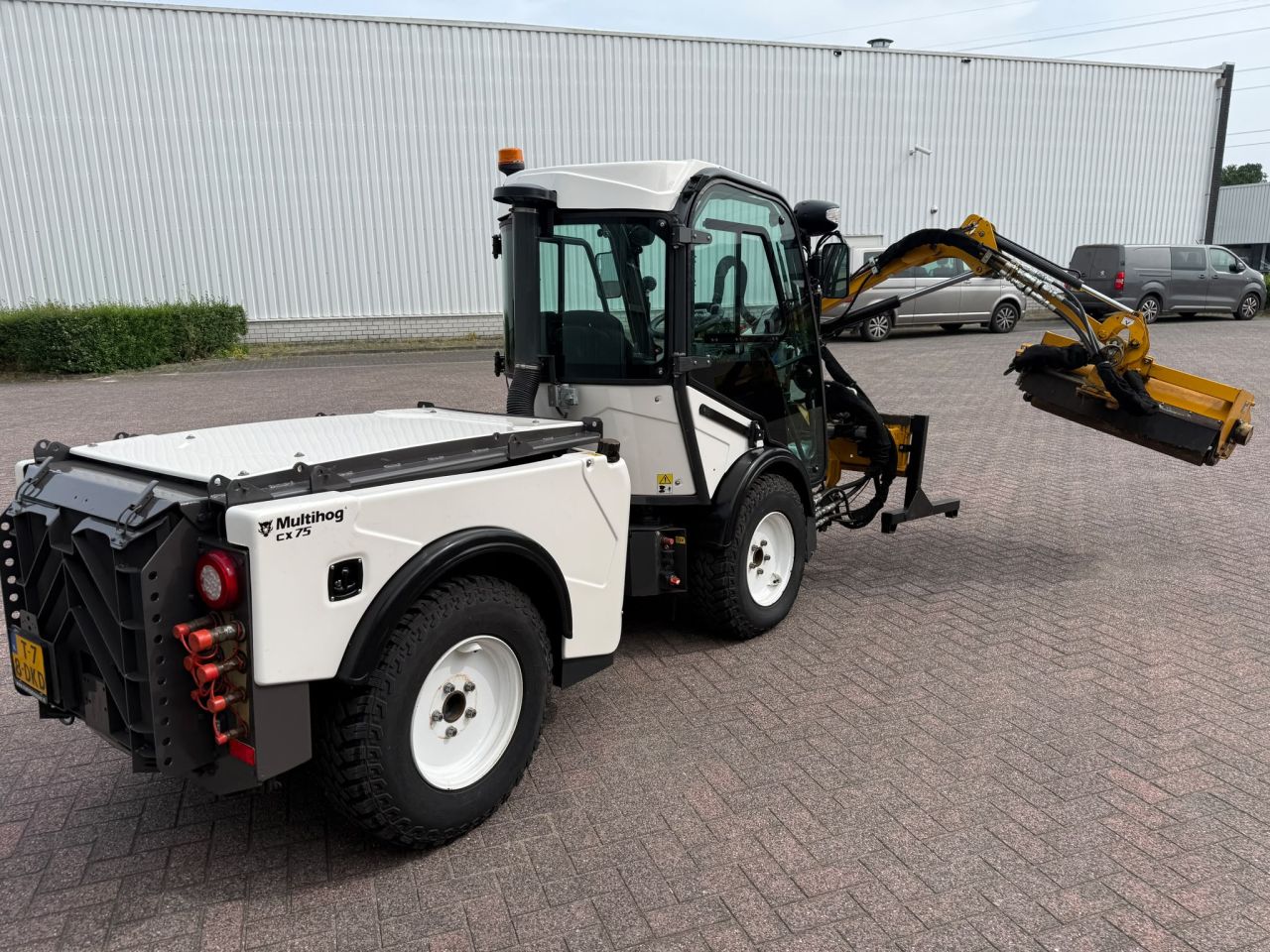 Multihog CX 75werktuigdrager met Mc Connel arm klepelbak