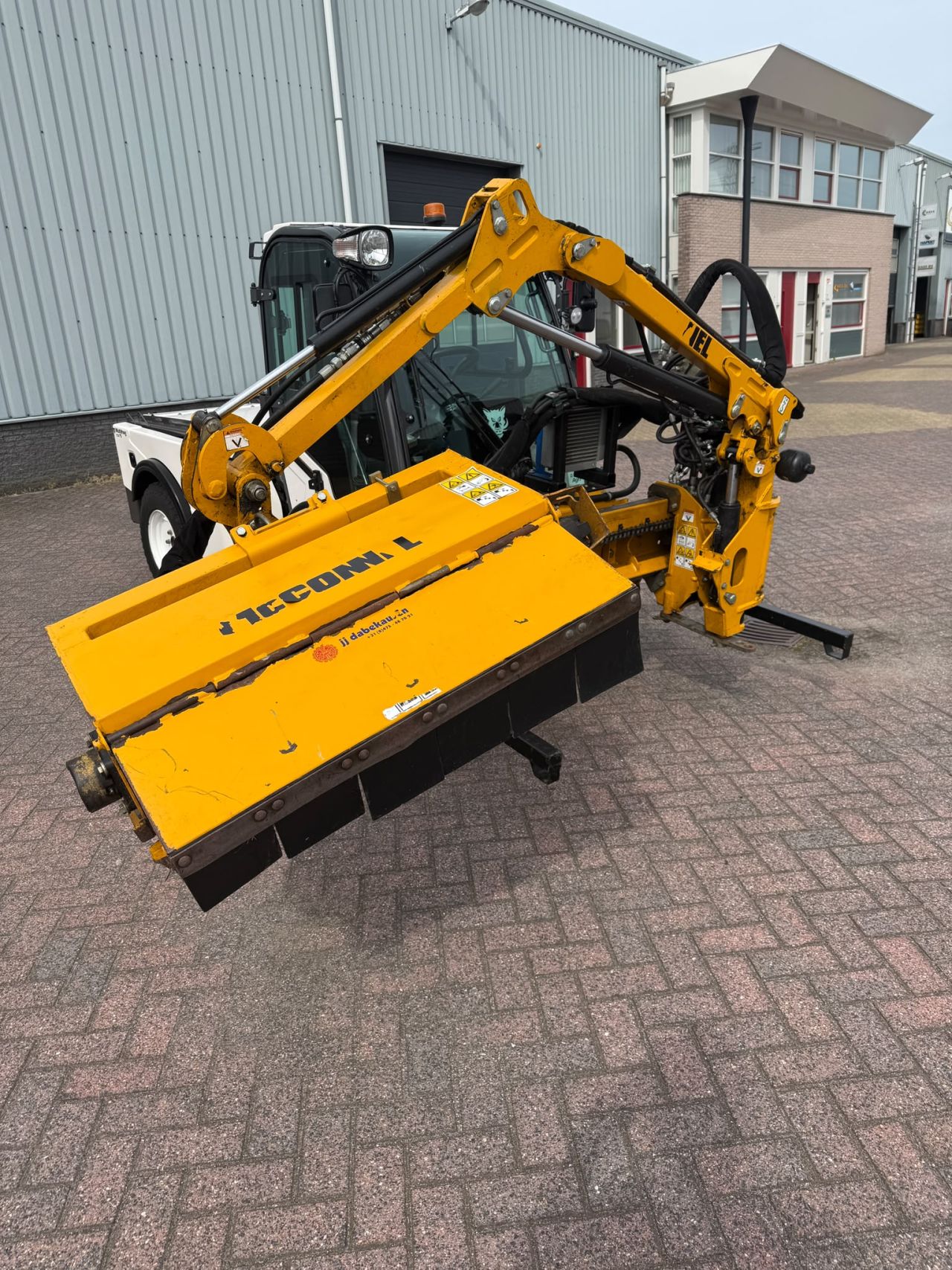 Multihog CX 75werktuigdrager met Mc Connel arm klepelbak
