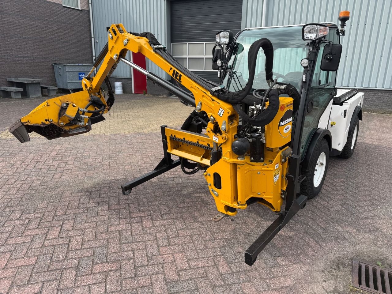 Multihog CX 75werktuigdrager met Mc Connel arm klepelbak