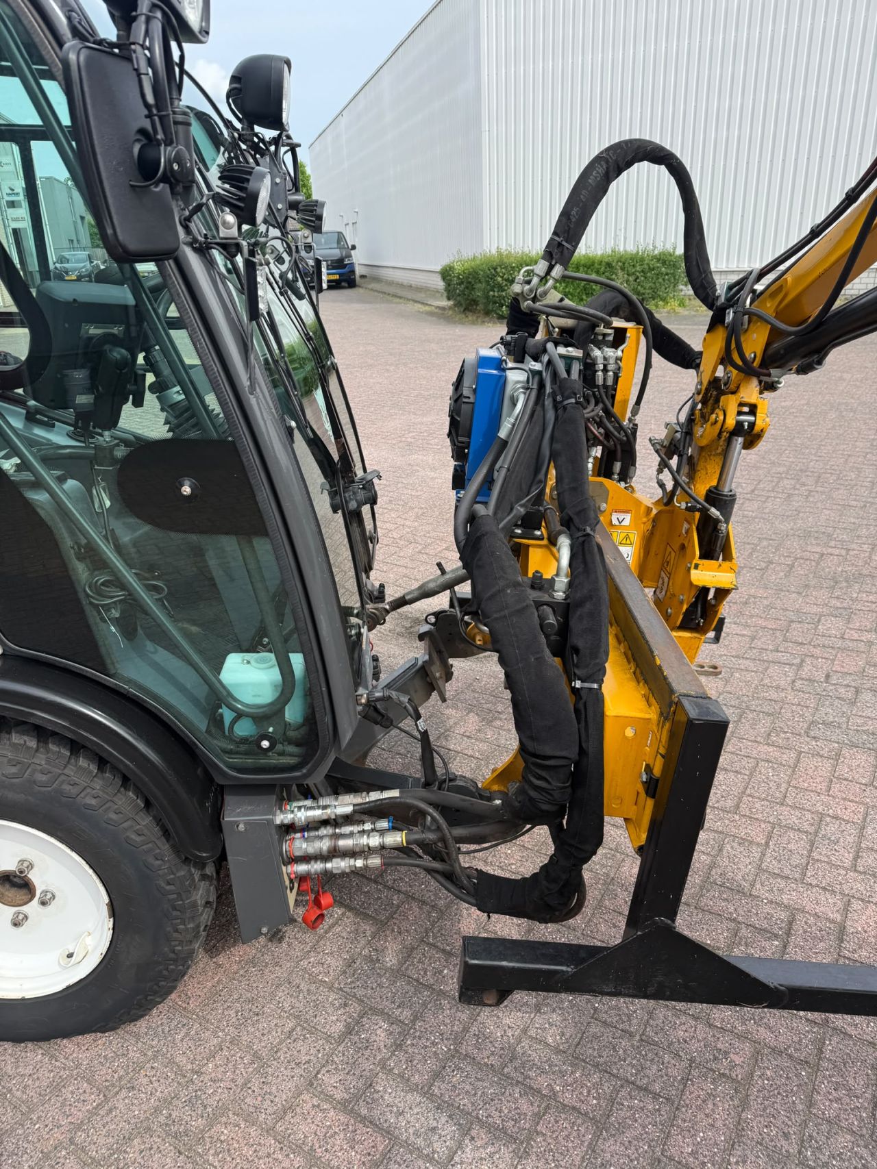 Multihog CX 75werktuigdrager met Mc Connel arm klepelbak