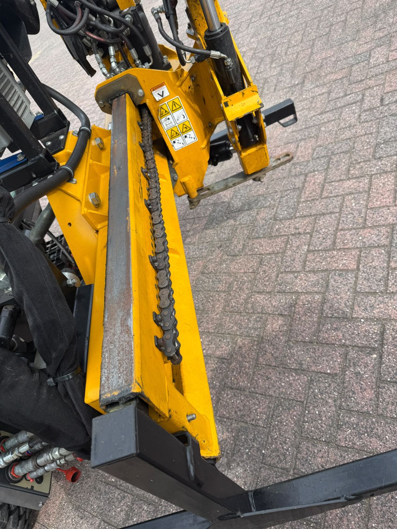 Multihog CX 75werktuigdrager met Mc Connel arm klepelbak
