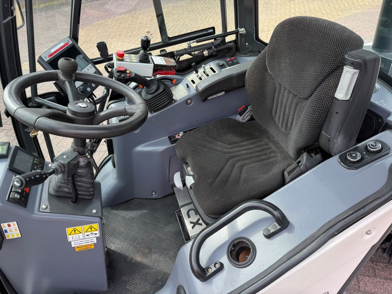 Multihog CX 75werktuigdrager met Mc Connel arm klepelbak