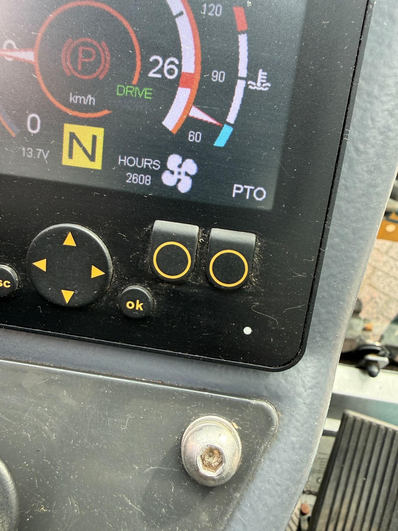 Multihog CX 75werktuigdrager met Mc Connel arm klepelbak