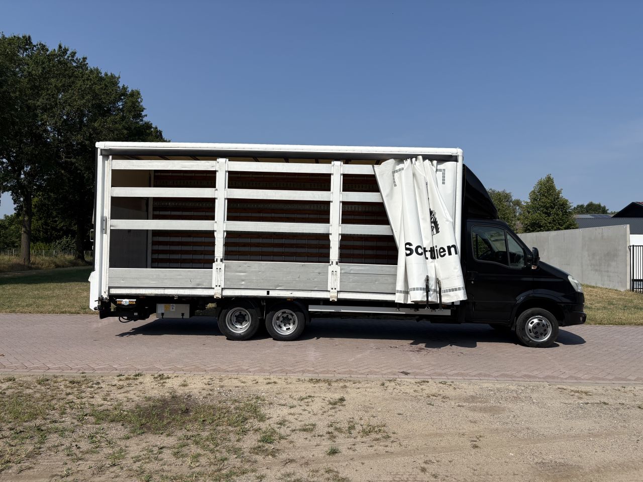 Be trekker IVECO Daily 50C21 schuifzeilen Clixtar met laadklep
