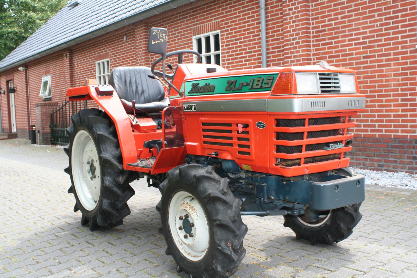 Kubota ZL1-185