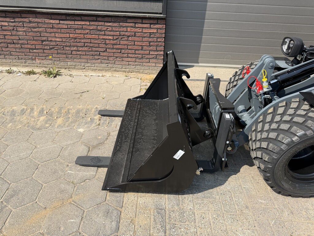 Giant G1500L X-TRA minishovel NIEUW giekvering €625 LEASE