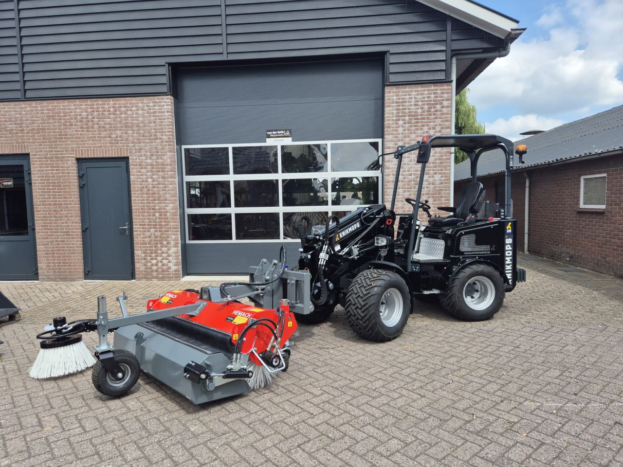 Knikmops 130 shovel /vd grift officiel verkooppunt midden ned.