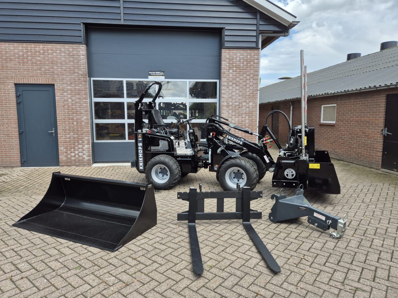 Knikmops 130 shovel /vd grift officiel verkooppunt midden ned.
