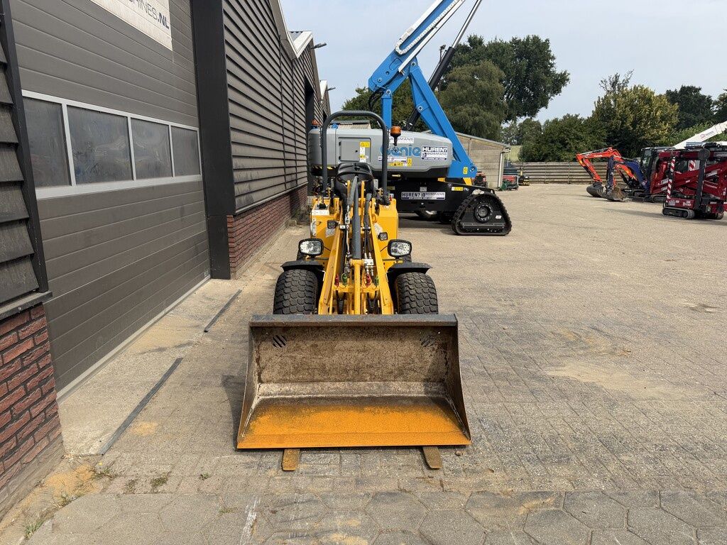 Knikmops 130 minishovel BJ 2024 €490 LEASE