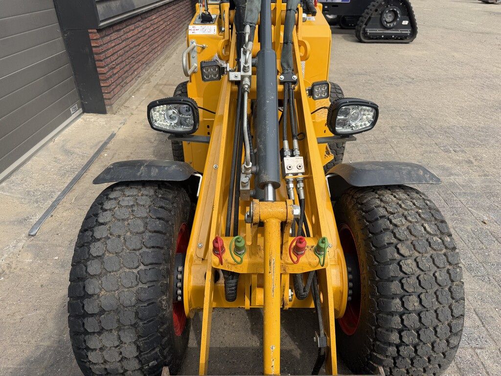 Knikmops 130 minishovel BJ 2024 €490 LEASE